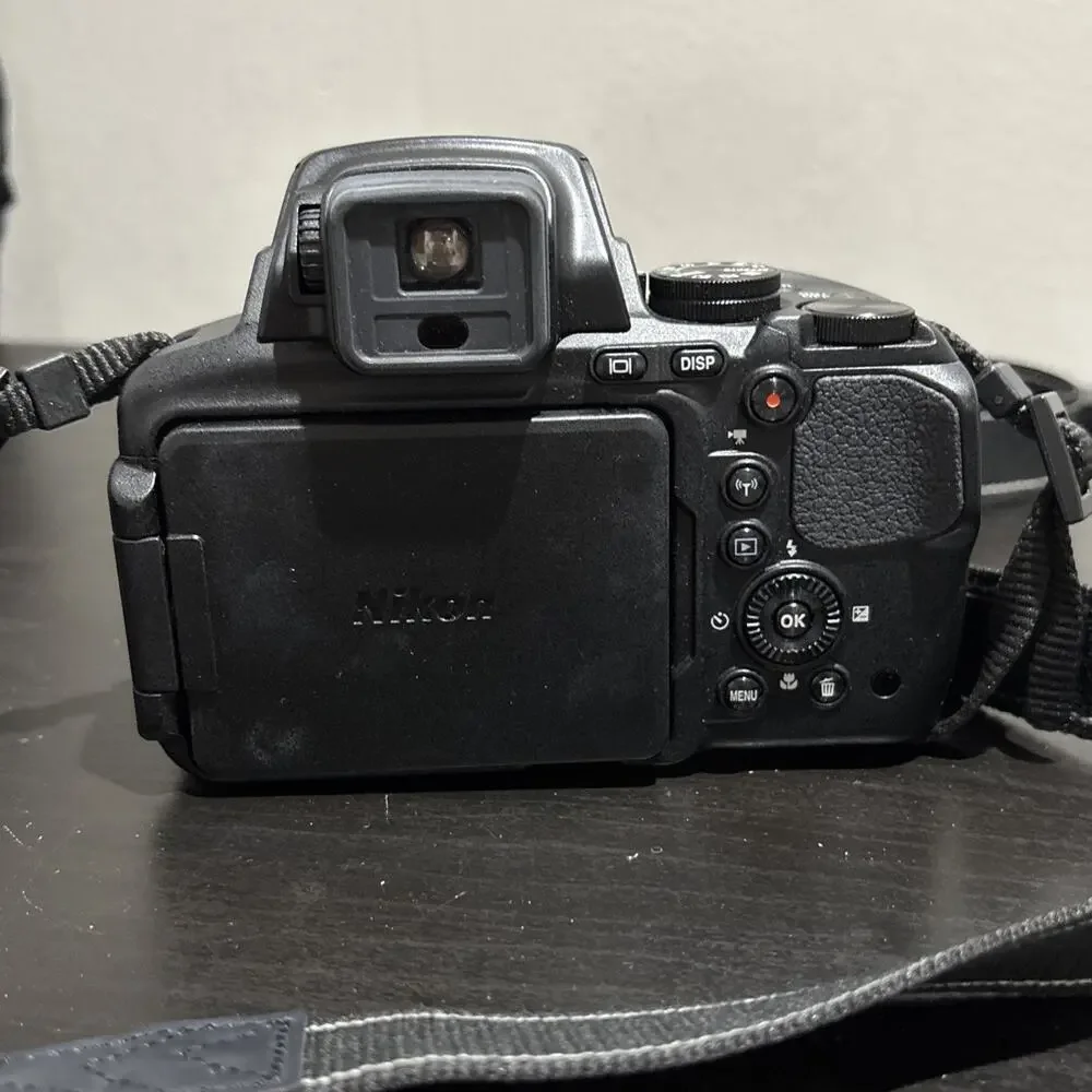 Nikon coolpix P900 Digital Camera 16MP 83x Optical Zoom With Bag & Accessories